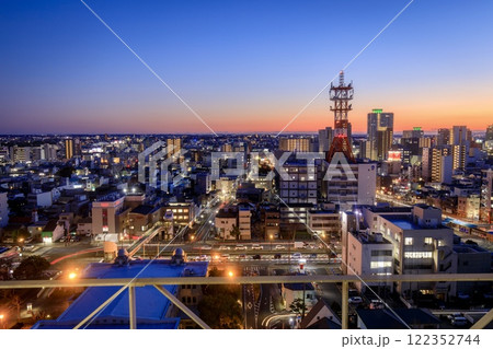 豊橋市、豊橋市役所展望ロビーから眺める夕景 豊橋市、豊橋市役所展望ロビーから眺める夕景 122352744