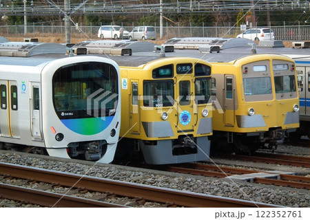 小手指車両基地で並ぶ西武30000系・9000系・新101系 122352761