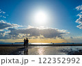 海に沈む夕日 122352992
