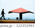海辺を散歩 122352993