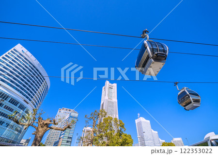日本の横浜都市景観 伐採された街路樹や横浜エアキャビン、ランドマークタワーなどを望む＝1月22日 122353022