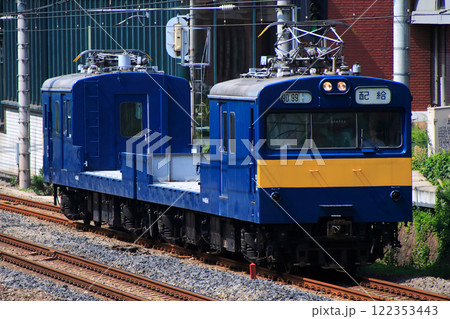 トラックのような荷台が特徴のクモルクル配給車 122353443