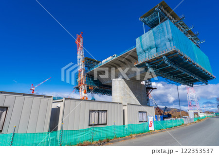 大阪府 淀川左岸河川敷 工事中の新名神高速淀川橋梁 張出架設工法 大阪府 淀川左岸河川敷 工事中の新名神高速淀川橋梁 張出架設工法 122353537