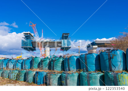 大阪府　淀川左岸河川敷　工事中の新名神高速淀川橋梁　張出架設工法 122353540