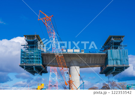 大阪府　淀川左岸河川敷　工事中の新名神高速淀川橋梁　張出架設工法 122353542