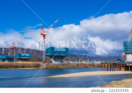 大阪府　淀川河川敷　新名神淀川橋梁工事 122353545