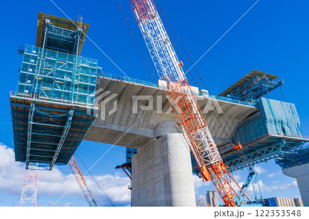 大阪府　淀川左岸河川敷　工事中の新名神高速淀川橋梁　張出架設工法 122353548