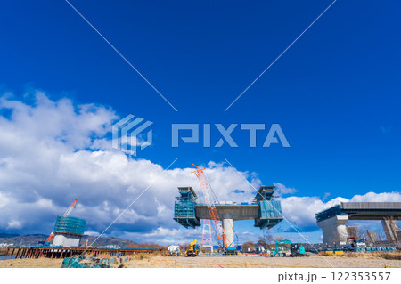 大阪府 淀川左岸河川敷 工事中の新名神高速淀川橋梁 張出架設工法 大阪府 淀川左岸河川敷 工事中の新名神高速淀川橋梁 張出架設工法 122353557