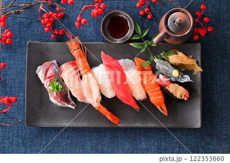 お寿司一人前、握り寿司、アジ、鮪、海老、サーモン、しらす軍艦など。 122353660