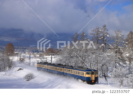 絶景の黒姫山を背景に雪煙を巻き上げて走り去るしなの鉄道115系電車(横須賀色)_2025/1/1撮影 絶景の黒姫山を背景に雪煙を巻き上げて走り去るしなの鉄道115系電車(横須賀色)_2025/1/1撮影 122353707
