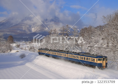 絶景の黒姫山を背景に雪煙を巻き上げて走り去るしなの鉄道115系電車(横須賀色)_2025/1/1撮影 122353709