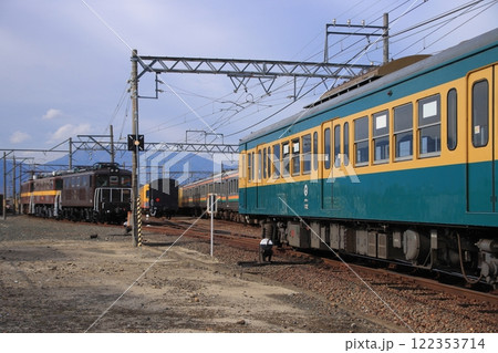 ノスタルジックな車両基地に入庫する三岐鉄道101系電車(旧西武401系)_2024/12/13撮影 122353714