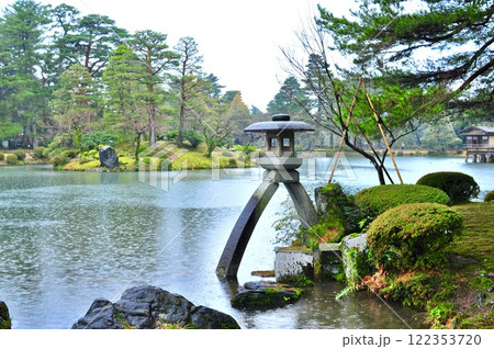 雨の日の兼六園 雨の日の兼六園 122353720