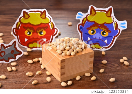 節分、鬼のお面と升に入った豆 122353854