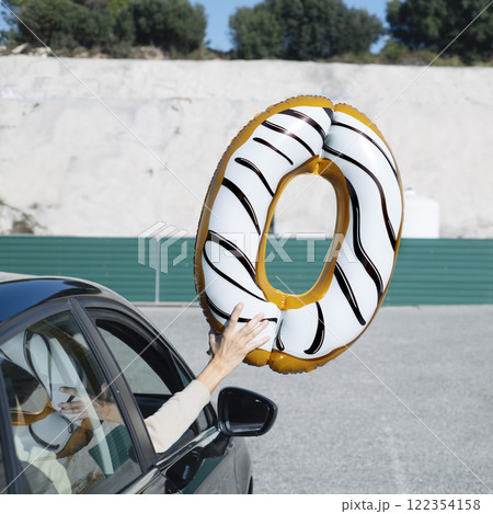 man holding a 0-number-shaped balloon man holding a 0-number-shaped balloon 122354158