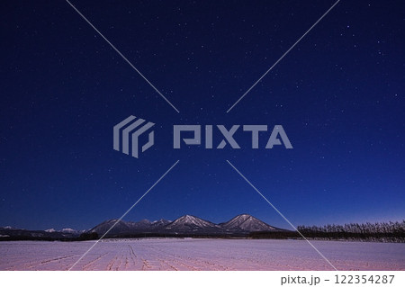 厳冬の北海道　鹿追町の火山展望地から然別火山群を望む 122354287