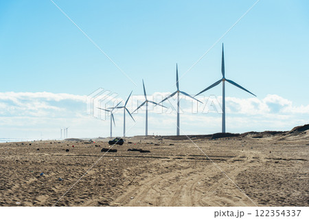 日川浜海水浴場の風車と車 122354337