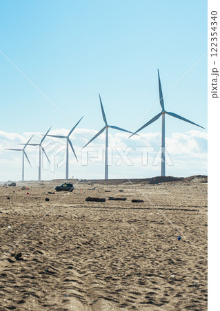 日川浜海水浴場の風車と車 日川浜海水浴場の風車と車 122354340