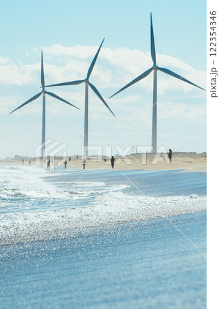 日川浜海水浴場の風車と釣り人 日川浜海水浴場の風車と釣り人 122354346