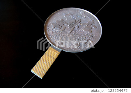 磨かれた古い工芸品の銅鏡 122354475