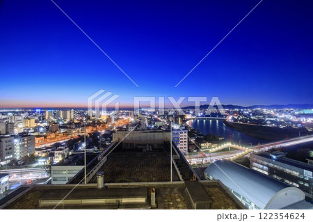 豊橋市、豊橋市役所からの夜景（豊川、吉田大橋方面） 122354624