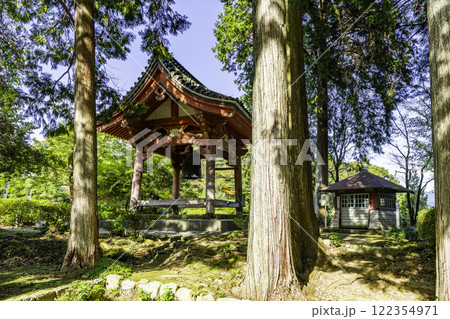 真禅寺(神宮寺) 鐘楼と鉄塔 岐阜県垂井町 真禅寺(神宮寺) 鐘楼と鉄塔 岐阜県垂井町 122354971