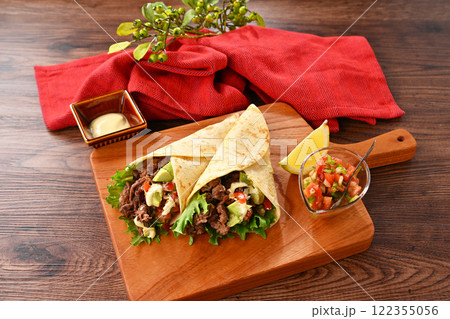 トルティーヤ、タコス、タコ、メキシコ料理。牛肉とサルサソースの野菜巻き、アボカド入り。 トルティーヤ、タコス、タコ、メキシコ料理。牛肉とサルサソースの野菜巻き、アボカド入り。 122355056