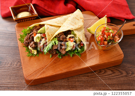 トルティーヤ、タコス、タコ、メキシコ料理。牛肉とサルサソースの野菜巻き、アボカド入り。 トルティーヤ、タコス、タコ、メキシコ料理。牛肉とサルサソースの野菜巻き、アボカド入り。 122355057