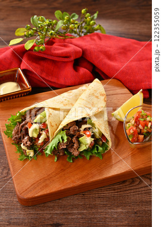 トルティーヤ、タコス、タコ、メキシコ料理。牛肉とサルサソースの野菜巻き、アボカド入り。 トルティーヤ、タコス、タコ、メキシコ料理。牛肉とサルサソースの野菜巻き、アボカド入り。 122355059