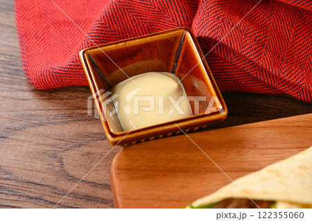 トルティーヤ、タコス、タコ、メキシコ料理。牛肉とサルサソースの野菜巻き、アボカド入り。 122355060