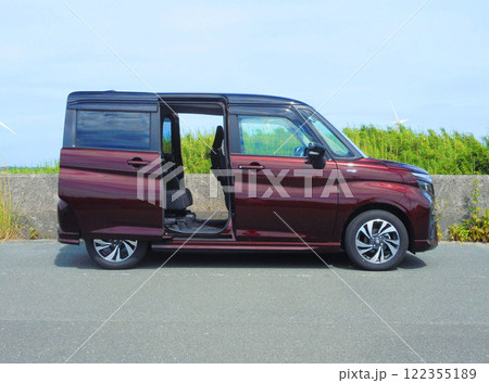 スライドドアが付いた小型乗用車 122355189