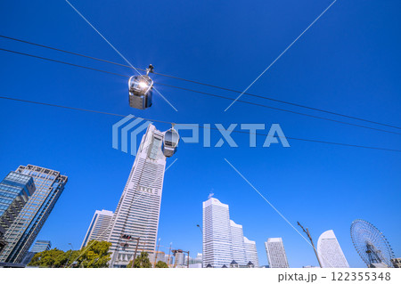 日本の横浜都市景観 希望の光…横浜エアキャビンやランドマークタワー、大観覧車…＝令和7年1月22日 122355348