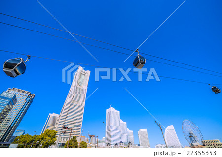 日本の横浜都市景観 横浜エアキャビンや横浜ランドマークタワー、大観覧車などを望む＝令和7年1月22日 122355353