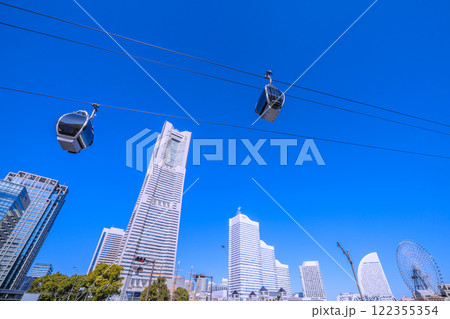 日本の横浜都市景観 横浜エアキャビンや横浜ランドマークタワー、大観覧車などを望む＝令和7年1月22日 122355354