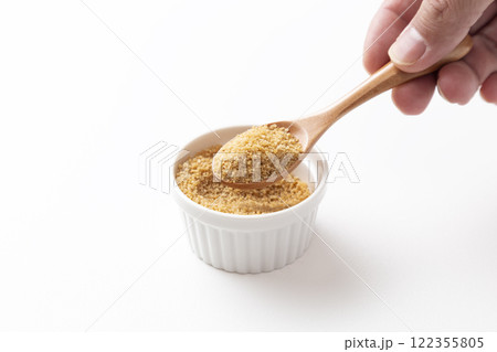 白背景に甜菜糖 白背景に甜菜糖 122355805