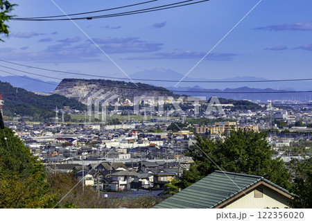 垂井市街地と金生山（石灰岩）　岐阜県垂井町 122356020