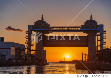 【静岡県】沼津市大型展望水門びゅーお　落日・夕景 122356168