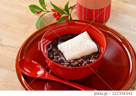 朱色のお椀に入った、和の甘味ぜんざい、お汁粉、小豆、甘いデザート。 122356342