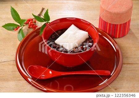 朱色のお椀に入った、和の甘味ぜんざい、お汁粉、小豆、甘いデザート。 122356346