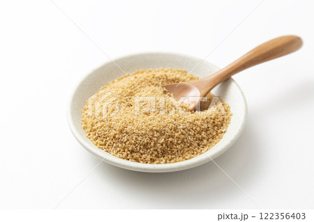 白背景に甜菜糖 白背景に甜菜糖 122356403