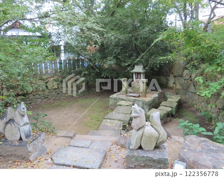 高砂神社、兵庫県高砂市、相生の松で知られ、能・謡曲の高砂の舞台の一つ、厄落とし清め処の水のない池 122356778