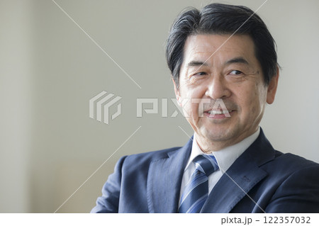 真剣な表情のビジネスマン 真剣な表情のビジネスマン 122357032