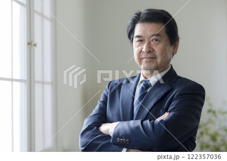真剣な表情のビジネスマン 122357036