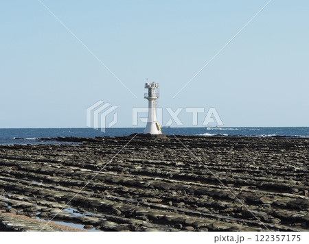 冬の晴れた日の海岸 122357175
