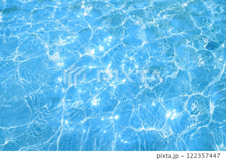 キラキラ光る水面 水色 キラキラ光る水面 水色 122357447