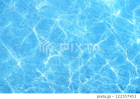 キラキラ光る水面　水色 122357451