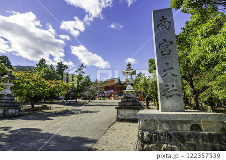 南宮大社 社号標と楼門 岐阜県垂井町 南宮大社 社号標と楼門 岐阜県垂井町 122357539