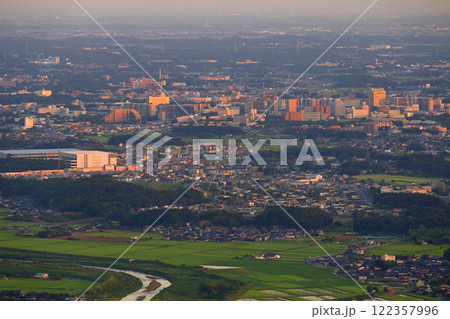 宝篋山から見る夕暮れのつくば市街 122357996