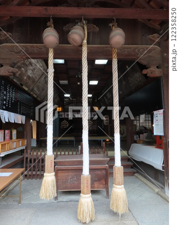 高砂神社、兵庫県高砂市、相生の松で知られ、能・謡曲の高砂の舞台の一つ、拝殿、鈴の紐が垂れている 高砂神社、兵庫県高砂市、相生の松で知られ、能・謡曲の高砂の舞台の一つ、拝殿、鈴の紐が垂れている 122358250