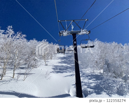 快晴の青空をバックに長野県のスキー場のリフト 快晴の青空をバックに長野県のスキー場のリフト 122358274